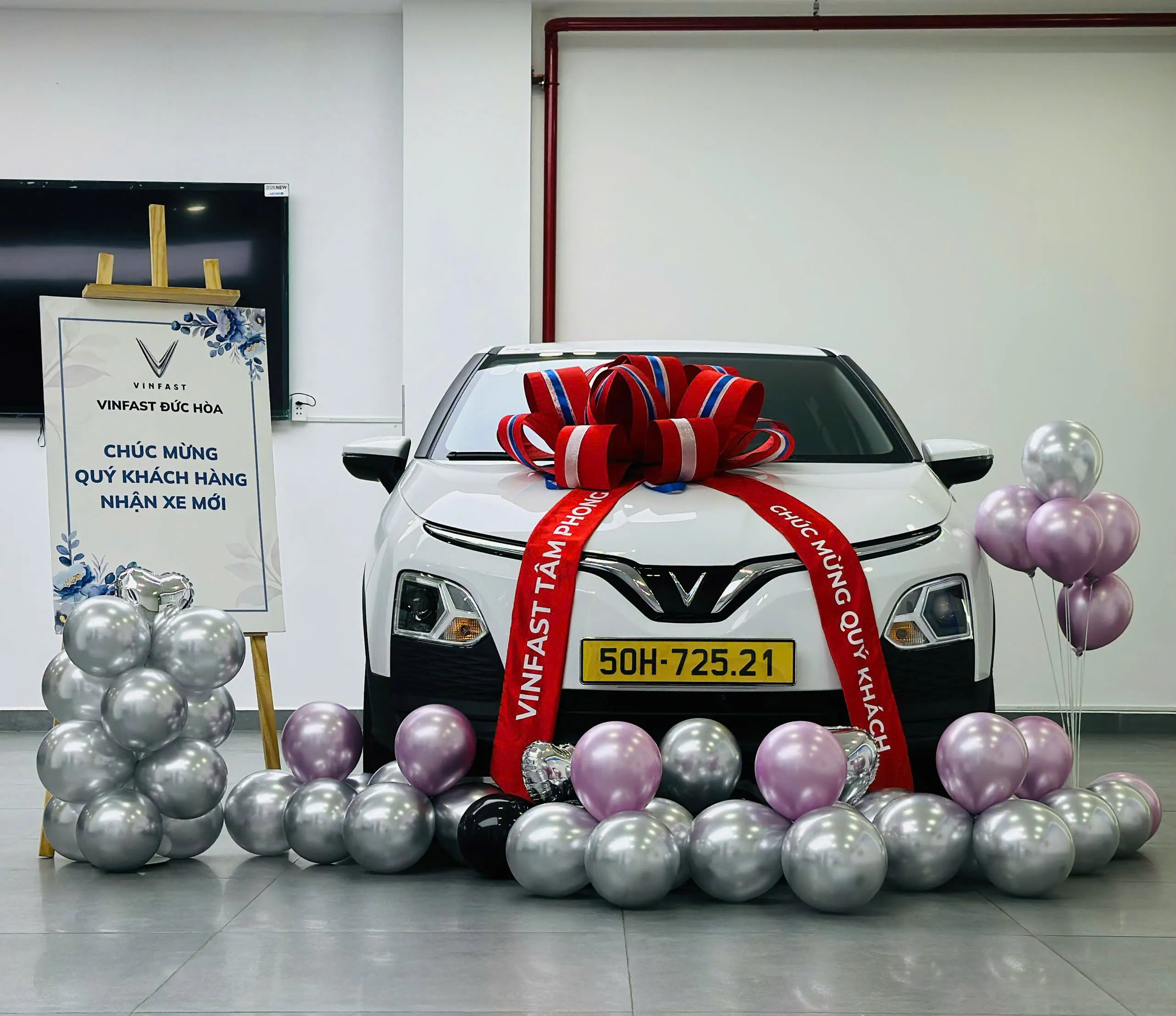 Khách hàng nhận xe VinFast